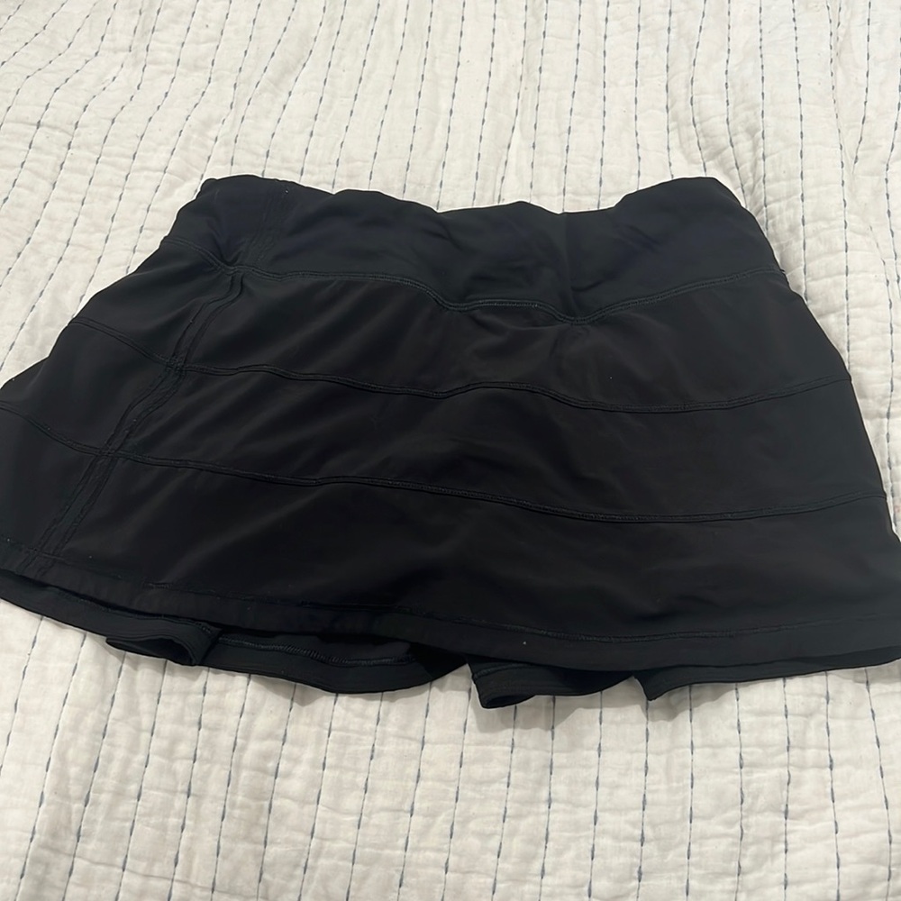 Lulu lemon black skirt, size 6, great condition, worn a few times